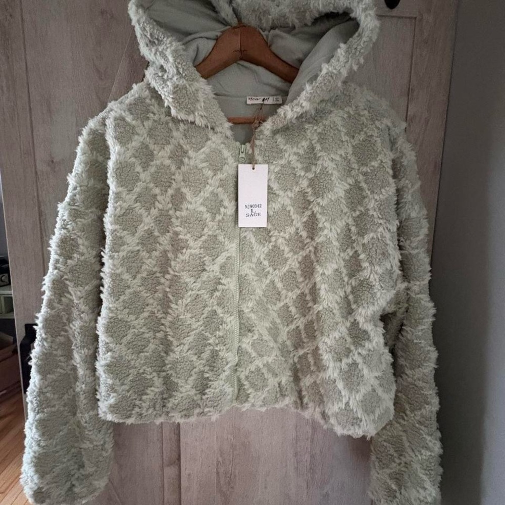 New In Sage Green Textured Zip Up Cropped Hoodie – NWT Size L